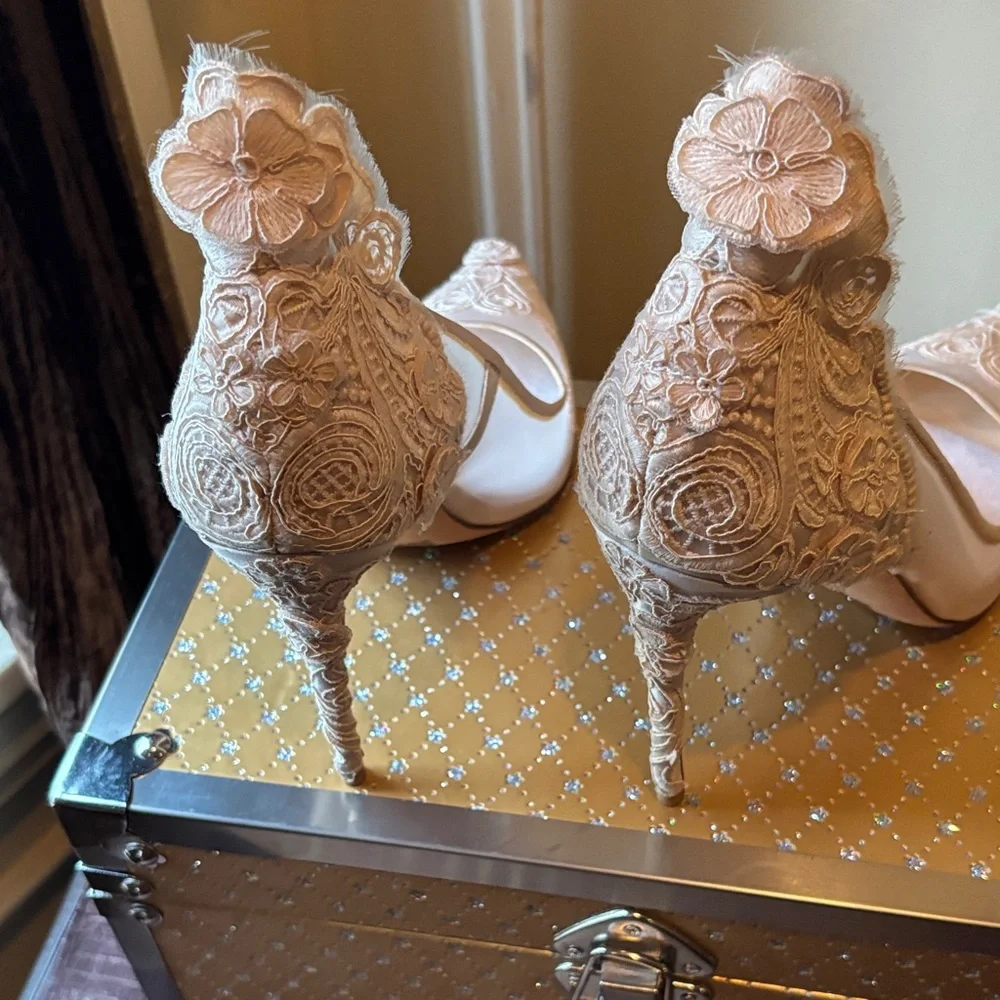 Vince rare find !!!!  Floral Lace Heels in Cream - Picture 4 of 6